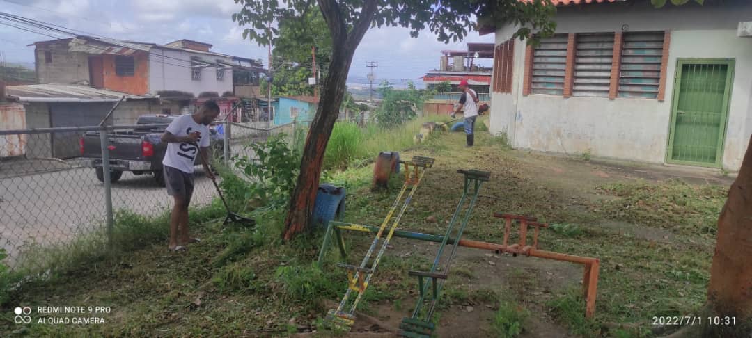 Trabajo arduo que lleva consigo la satisfacción del deber revolucionario cumplido.
Nuestros camaradas del estado <a href="/MRTBolivar3/">Bolívar Tupamaro</a> en atención y bienestar del pueblo, realizó trabajo voluntario con la limpieza y embellecimiento del CEI Araguaney.
<a href="/NicolasMaduro/">Nicolás Maduro</a>
<a href="/WBenavides_MRT/">Williams Benavides</a>