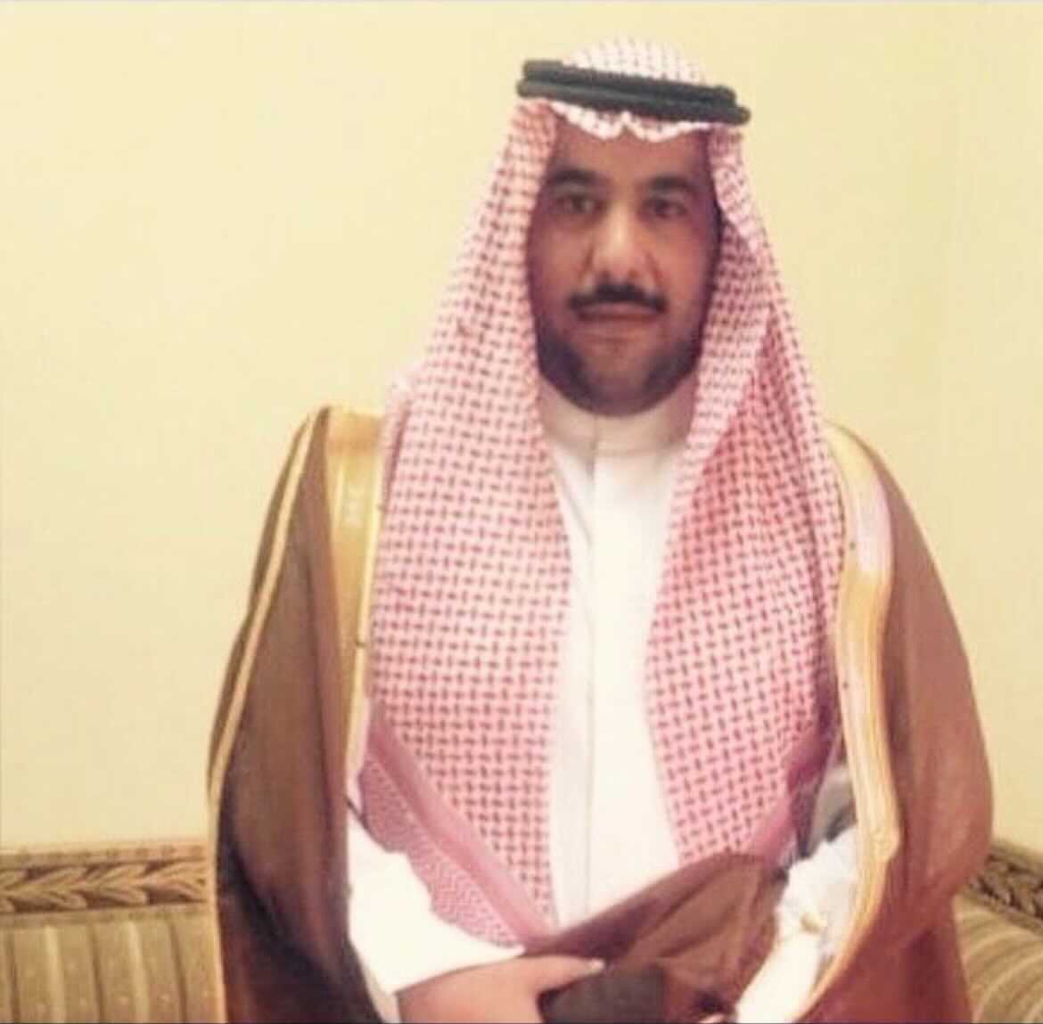 أشوّش على مدح النشامى وجيه الخير
مثل طيّب الوقفه وتعرف مواقيفه 

معاريفه اكبر من جبال الهدا والنير 
ولا فيه طيّب راس يجحد معاريفه 

ينومس بني هاجر بفعله و فعله غير 
مثل ما ينومس روس قحطان ابن ريفه

<a href="/saa3r__/">علي بن خشمان</a>