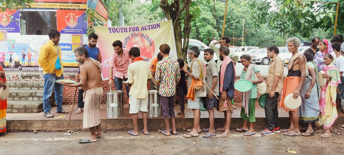 Yfaodisha's tweet photo. #YouthForAction in Action
#YfaFeedTheNeedy
#Day23

ଆଜି Youth For Action ର ରାଜ୍ୟ ସଂଯୋଜକ @Nayakdebasis0 ଙ୍କ ଉପସ୍ଥିତି ରେ ଭୁବନେଶ୍ୱର ର ରେଳ ଷ୍ଟେସନ ଠାରେ ମଧ୍ୟାହ୍ନ ଭୋଜନ ବଣ୍ଟନ କରାଗଲା। https://t.co/pbNX70B3OM