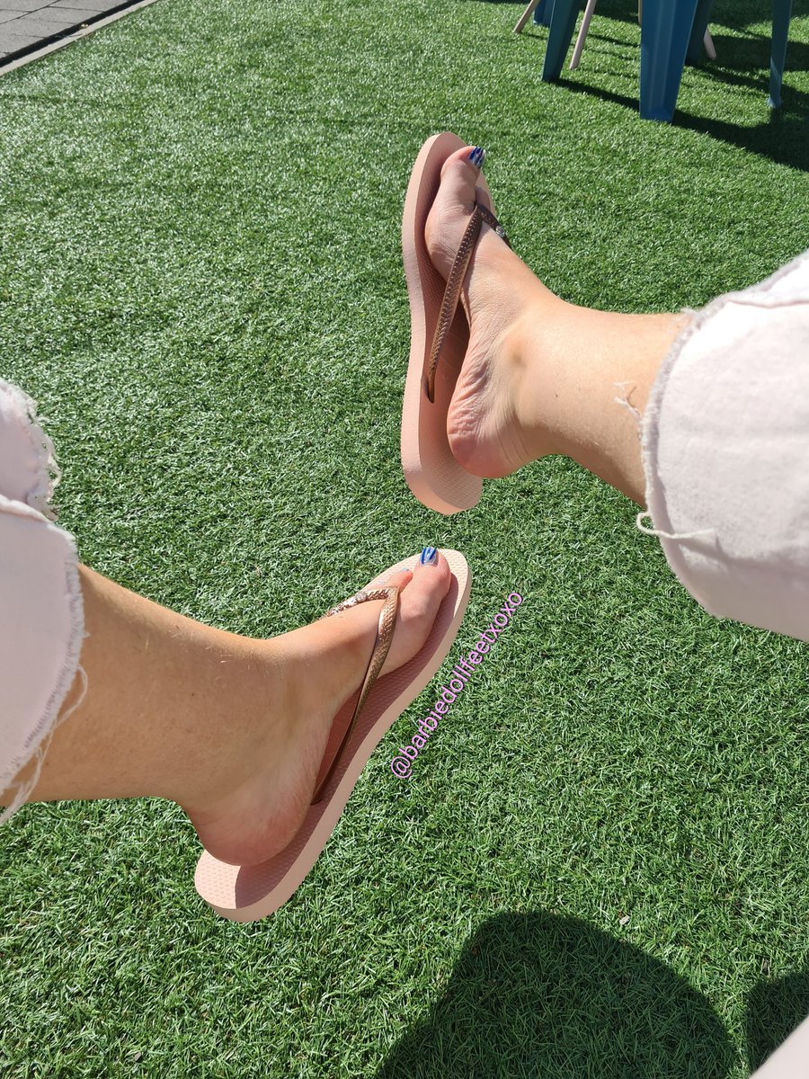 <a href="/RTyourFeet/">RTyourFeet</a> outside! In the sun <3