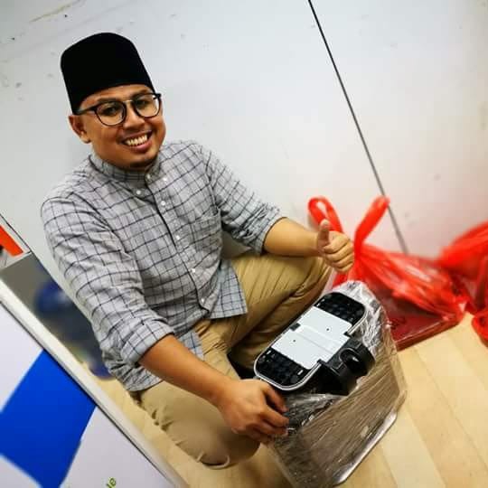 zafranmustafa's tweet photo. "Semasa saya tak tahu nak buat kerja apa selepas di berhentikan kerja,

Saya hanya pinjam duit isteri RM10 dan ke Plaza Imbi dan Low Yat. Kalau anak isteri tanya saya ke mana dan buat apa,"

"Ayah ada kerja."

🧵 Thread. https://t.co/G1Xua4KnNn
