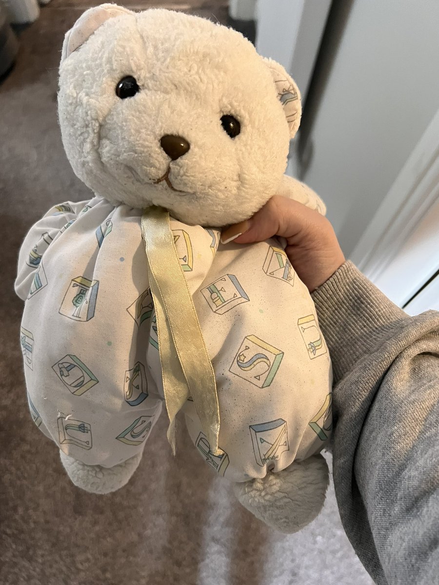 hayporter's tweet photo. Introducing Flat Teds long lost brother - Snowy 😂😂 a bear that I’ve had since I was a couple of months old ❤️ #LoveIsland @LoveIsland https://t.co/DrV4apwuJE