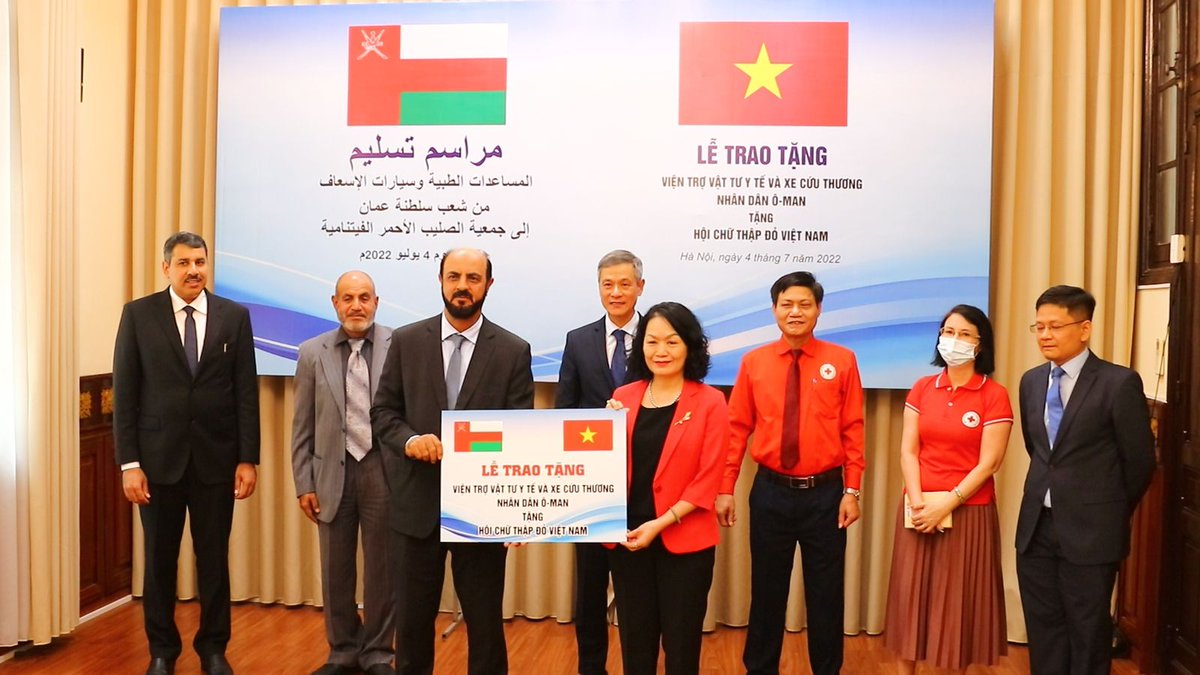 قام سعادة السفير صالح الصقري والفاضل محمد الذهلي الرئيس التنفيذي للجمعية العمانية للأعمال الخيرية اليوم بتسليم المساعدات الطبية التي اقرتها سلطنة عمان لجمهورية فيتنام في احتفالية اقيمت بمقر وزارة الخارجية الفيتنامية