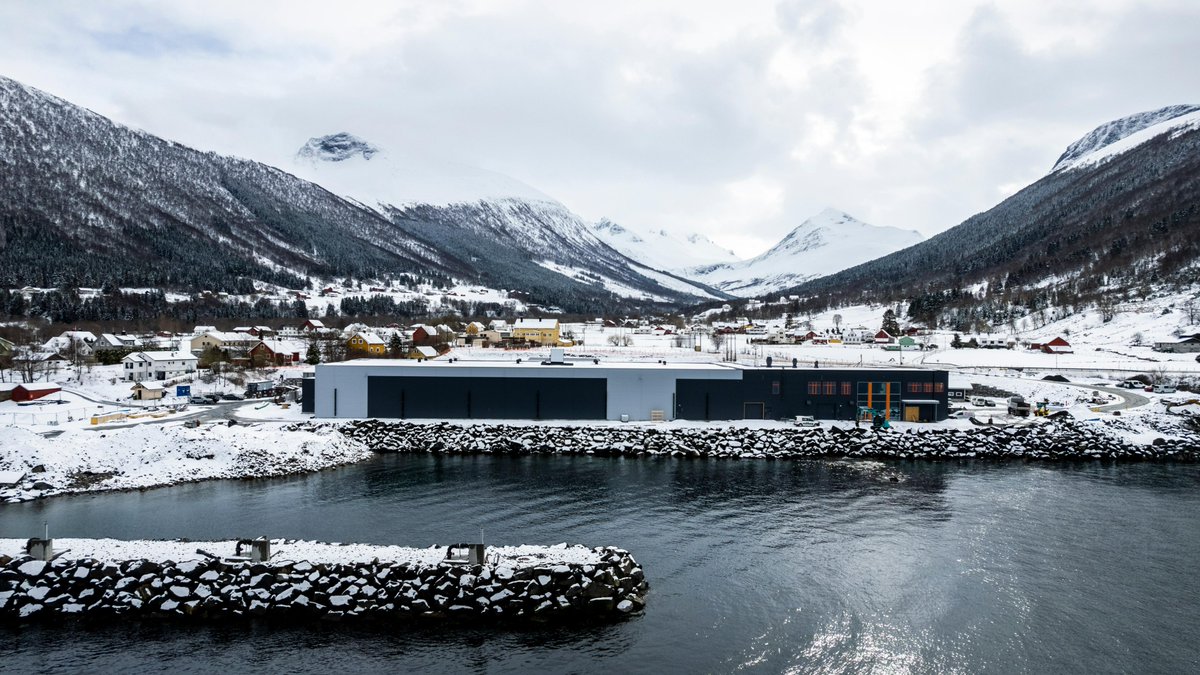 Vårt landbaserte fullsyklusanlegg Profunda, ett av verdens mest moderne og biosikre anlegg for stamfisk- og rognproduksjon, er nå ferdigstilt.

#detglobalematfatet #barstadvik #ørsta #såkornforlivskraft #degodegenene #rogn #stoltavlaksen #madeinnorway 

bit.ly/3yhQoH0