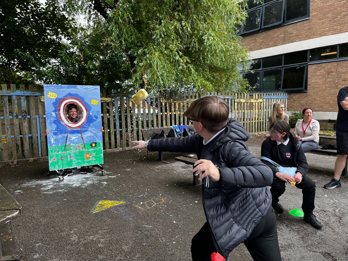 AlunPowys's tweet photo. Some final snaps of our #soacktheteacher #refugeekindness charity event! 🧽💦 #8PD https://t.co/8PtSzqIfSB