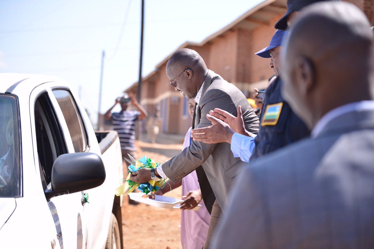 Mu muhango wabereye muri <a href="/SectorKigali1/">@Kigali Sector</a> muri <a href="/Nyarugenge/">Nyarugenge District</a> uyobowe na Mayor wa <a href="/CityofKigali/">City of Kigali</a>, GAMICO Ltd yashyikirije impano y'imodoka izajya ifasha <a href="/SectorKigali1/">@Kigali Sector</a> mu bikorwa by'isuku n'umutekano . #Kwibohora28 @Mines_Rwanda