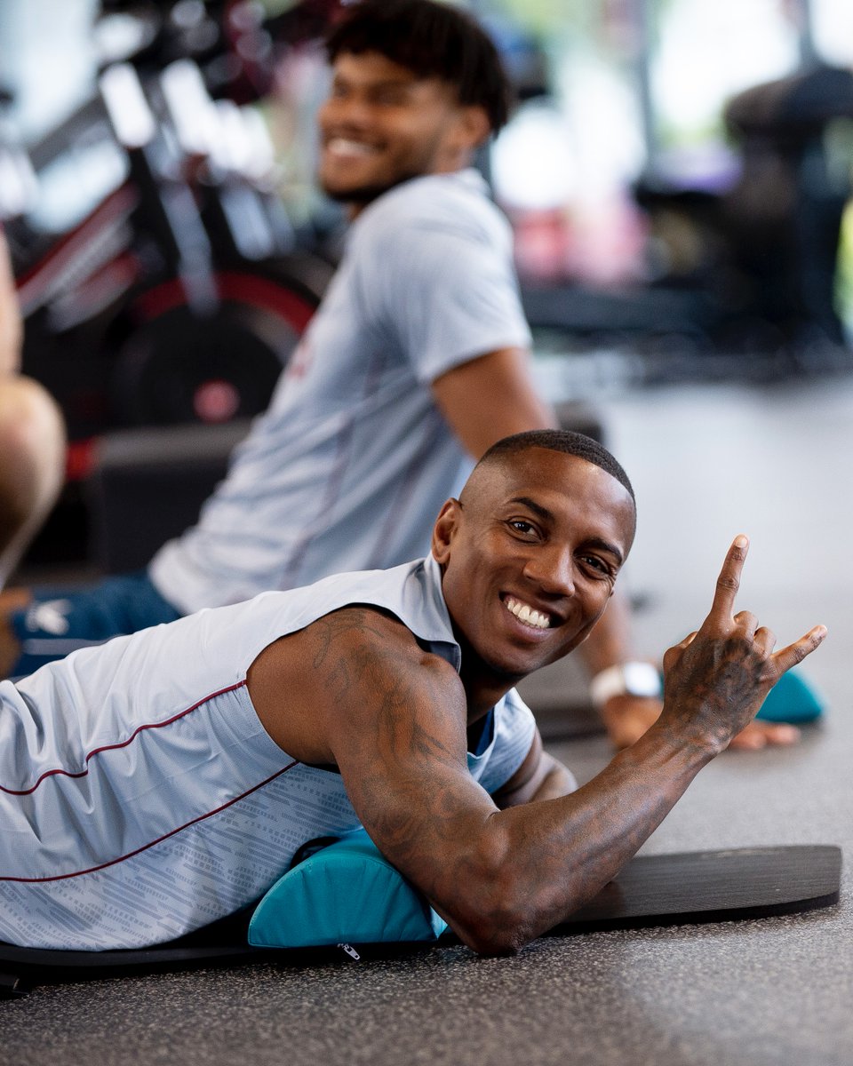 AVFCOfficial's tweet photo. New deal. Same @Youngy18. 🤘 https://t.co/hmVH8xkGr9