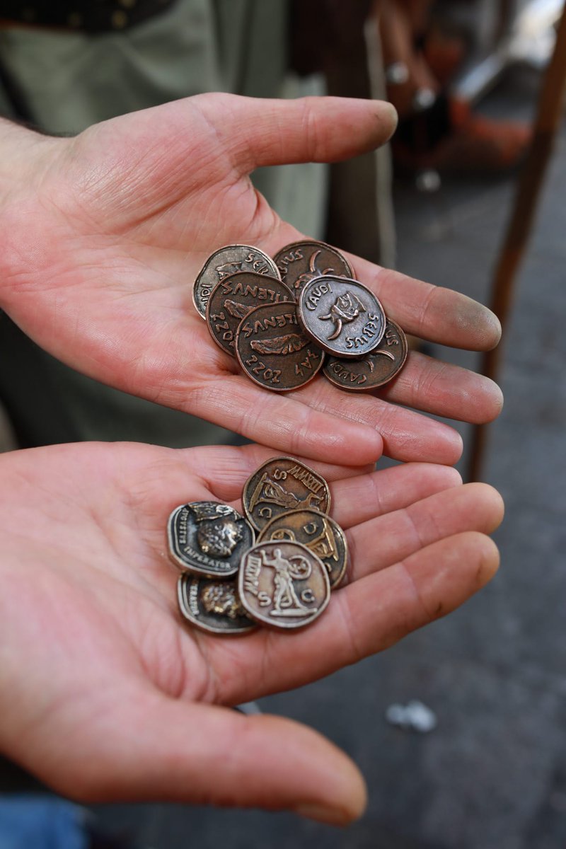 AARR_Ast's tweet photo. Hoy se han presentado las monedas asturromanas de este año 🪙🪙🪙

Podéis conseguirlas durante todo el año por 3€ en el banco Asturromano con sede en Café Santocildes.

Como todos los años, podrán usarse en el mercado asturromano y en múltiples establecimientos de la ciudad. https://t.co/cBBzDPQpQy
