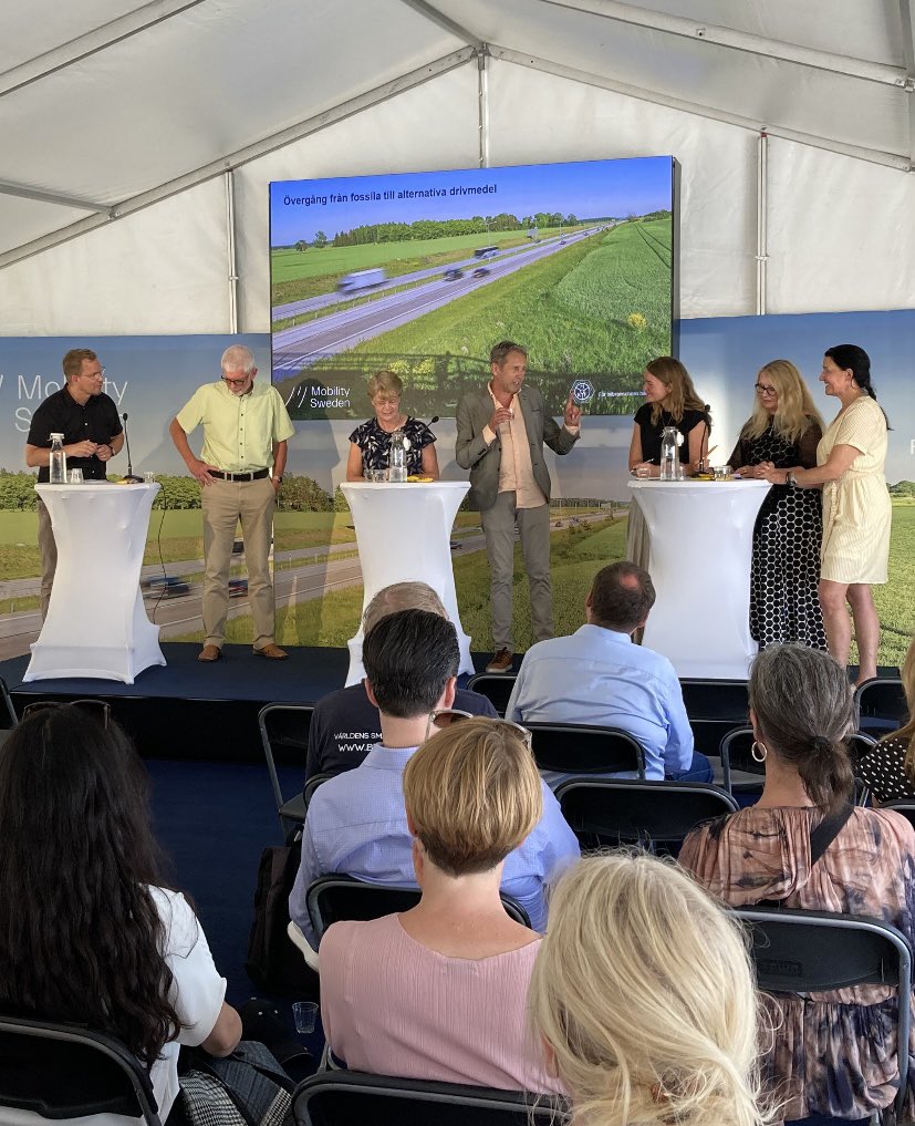 Idag debuterade jag som moderator under Almedalsveckan. En spännande och varm (säkert 35 grader på scen) upplevelse. Tack alla inblandade, debatten om omställningen till en fossilfri mobilitet var mycket givande!