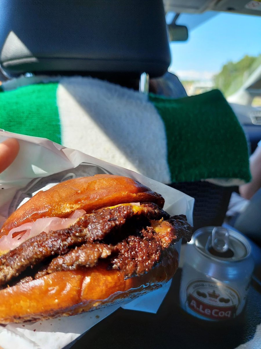 Kannattajat matkalla Turkuun. Porukan matkaeväät tarjosi The Van Kotka - Street Food Factory. Kiitos eväistä jätkät! 

Suuntana Veritas ja F-katsomo, siellä nähdään! 🇳🇬😎⚽️🍻 #sukille #duunii