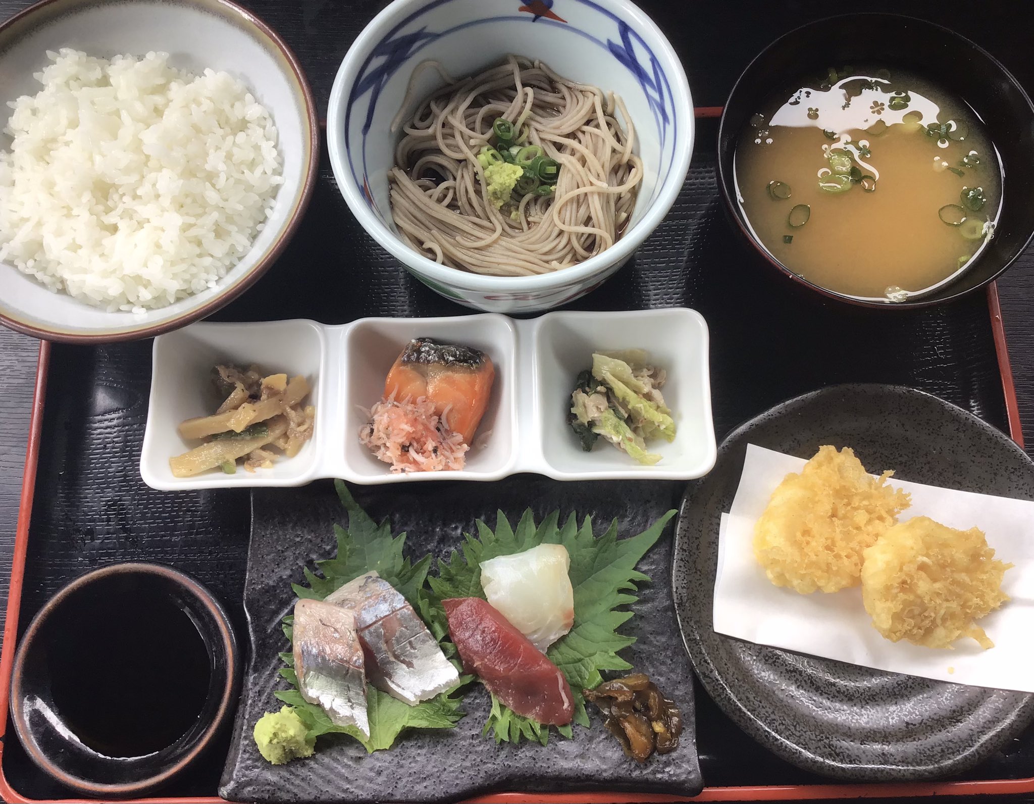 長生庵 本日は不安定なお天気の中 ご来店ありがとうございました 明日の朝限定は 蕎麦屋のお刺身天ぷら朝定食 です アジ他オススメのミニ刺し盛り 帆立天 小鉢3種 ご飯 ミニ蕎麦 お味噌汁がセットになったボリュームたっぷり朝ごはん 雨の