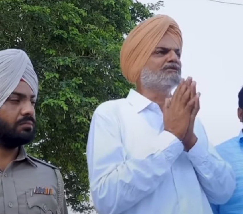 Look at his farther he doesn’t even look the same person that he was 6 weeks ago 

Feeling so sorry for the family they deserve justice 

 #MoosewalaParentsSeekJustice