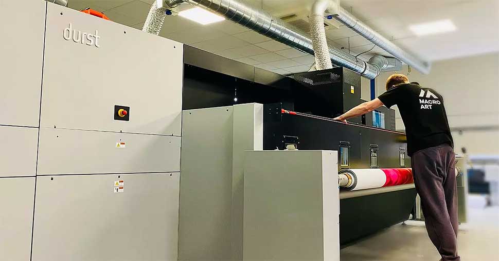 LFRnews's tweet image. .@DurstTechnology P5 TEX iSUB printer and Lift ERP software for @MacroArtUK 
lfr.news/3OKAhss

#Durst #MacroArt #PrinterInstall #PrintIndustry #WideformatPrint