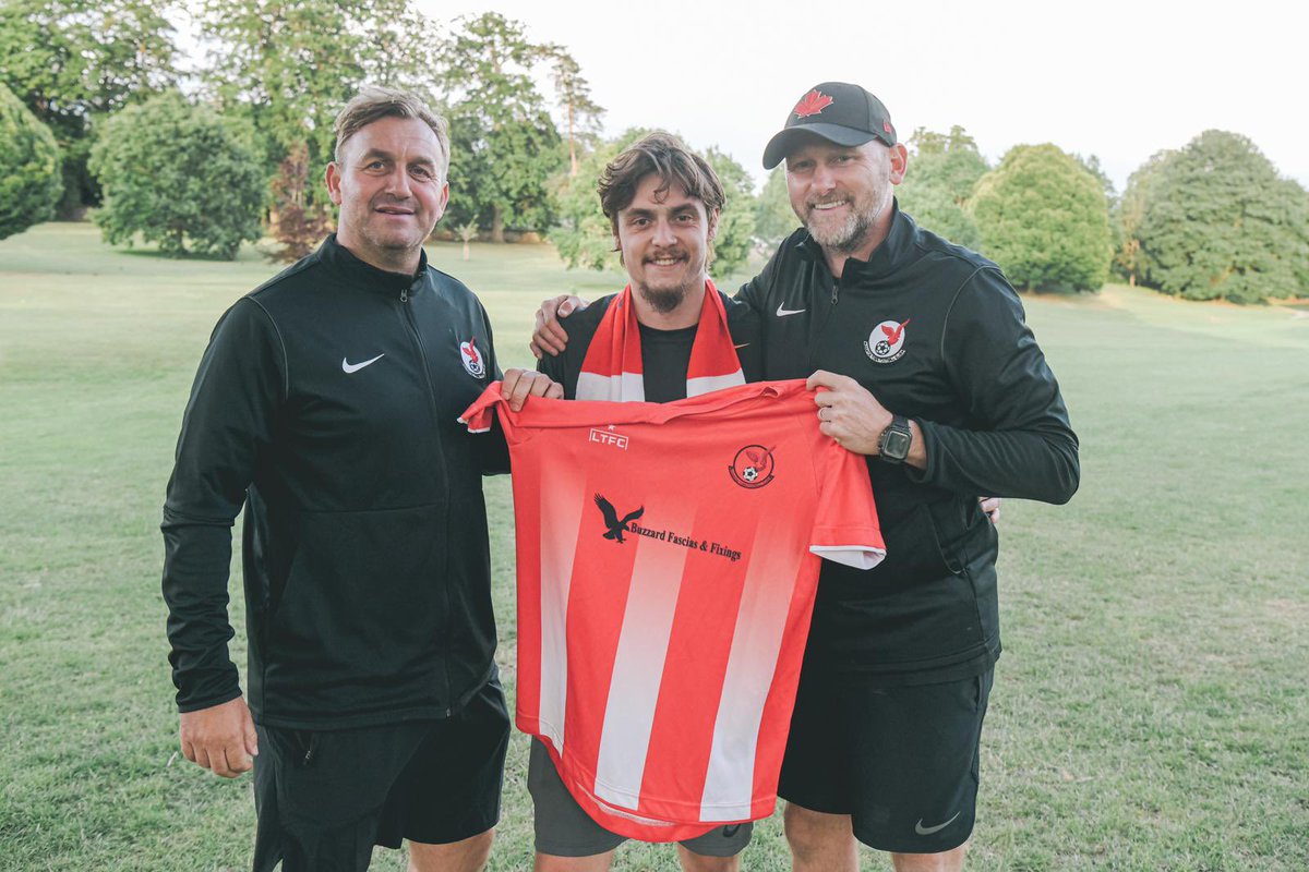 LeightonTownFC's tweet photo. STEVE WARD SIGNS ✍️

The pacey winger commits to the 2022/23 Campaign 😁

Steve, massively experienced wide man at steps 5,4 &amp; 3 and still only 25.
Spent many seasons at Kings Langley where he has amassed a very decent goal scoring record ⚽️

Welcome Steve 🤝

#YourTownYourTeam https://t.co/0KxnNYIGYj