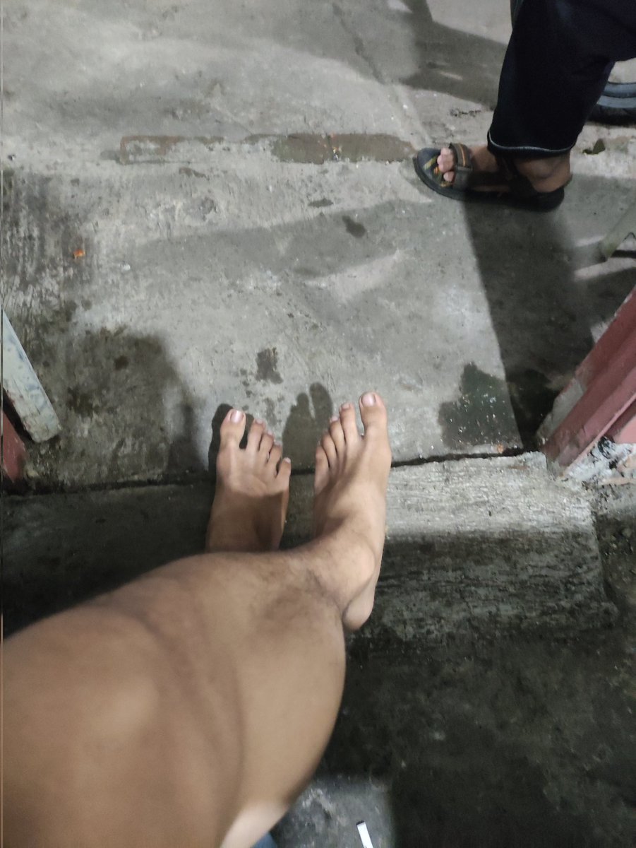 Tadi diem di mobil sendalnya disimpen di luar . Karena mau selonjoran. Pas maju dan turun dari mobil baru inget. Wessss angel angel *mudah2an gada yang tau cerita ini