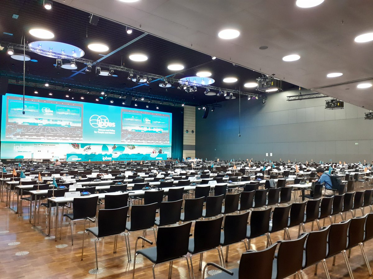 All quiet in the main room @IPBES #IPBES9 at lunchtime, after an intense morning session. After lunch, I'm sitting in on the session which will discuss, among other things, the workplan for the intersessional period 2022-2023. #SciencePolicy #GlobalBiodiversity