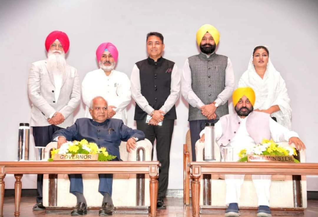 AAPabohar81's tweet photo. ਪੰਜਾਬ ਮੰਤਰੀ ਮੰਡਲ ਦੇ ਸਾਰੇ ਨਵੇਂ ਚੁਣੇ ਗਏ ਮਾਣਯੋਗ ਮੈਂਬਰਾਂ ਨੂੰ ਬਹੁਤ-ਬਹੁਤ ਮੁਬਾਰਕਾਂ ਅਤੇ ਸਭ ਨੂੰ ਸ਼ੁਭਕਾਮਨਾਵਾਂ..!!

@AAPPunjab https://t.co/7ZR5rPBu5h
