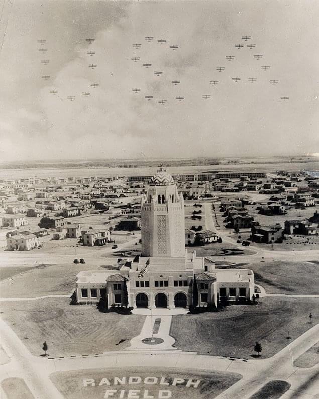 AETCommand's tweet image. Too good not to share! 🤩 🤩 🤩  Happy 4th of July, #TheFirstCommand! 🇺🇸 🎆 🎇 🎉 

Three squadrons of airplanes fly in &apos;USA&apos; formation over Randolph Field, San Antonio, Texas, 1936. - Courtesy photo by Grant Gibbons