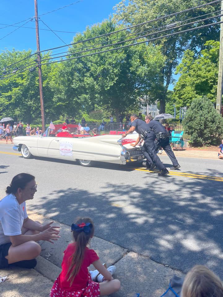 LeesburgPolice's tweet photo. It is said that one should always expect the unexpected in law enforcement. That rang true today when a classic car broke down along the @TownofLeesburg Independence Day Parade route. Chief Brown &amp; PIO Drogin knew what needed to be done to keep the parade rolling!😎💪👮‍♂️ #Town4th https://t.co/nVsi59Rn5n