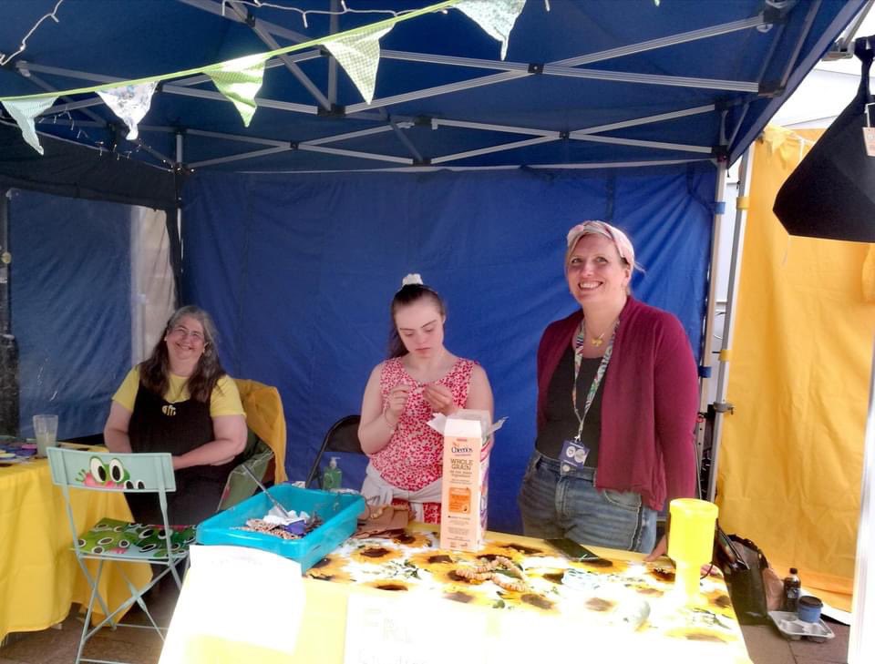 SENDAT2's tweet photo. 6th Form students from #PriorySchool have been working with @westsuffolkhive and attended the Eco Market #BuryStEdmunds on Sunday.
Hive staff thought they did an amazing job talking, interacting and teaching their customers to make bird feeders!
Well done everyone 👏👏👏 https://t.co/2fjGHCRt4b