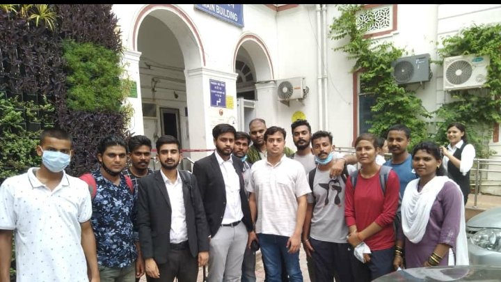 अगस्त में धरना आंदोलन के दौरान हमारे 8 साथियों पर केस लगा था। उसको आज @युवा हल्ला बोल की टीम ने सभी साथियों को जमानत करवाएं, युवा हल्ला बोल की टीम को हम सभी #SSCGD2018 की ओर से बहुत-बहुत धन्यवाद करते हैं इस जमानत के लिए अहम भूमिका <a href="/rishav_ranjan18/">Rishav Ranjan</a> <a href="/RajatYadav_/">Rajat Yadav</a> का है। धन्यवाद भैया