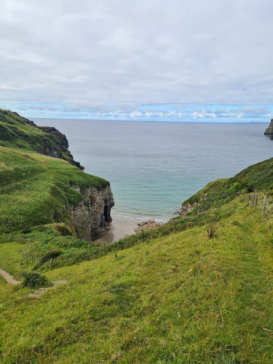 FranMcBookface's tweet photo. Fab visit to Tintagel Castle today followed by a wander along the coastal path and a glorious spot for a picnic this evening โค๏ธ #SWCoastalPath #Cornwall https://t.co/GN8yTuoRJC