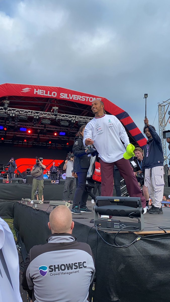 Liv__39's tweet photo. @MercedesAMGF1 @LewisHamilton @GeorgeRussell63 #MercedesAMG #F1 
#Silverstone #SilverstoneGP #Silverstone2022 https://t.co/OXxQXon7mv