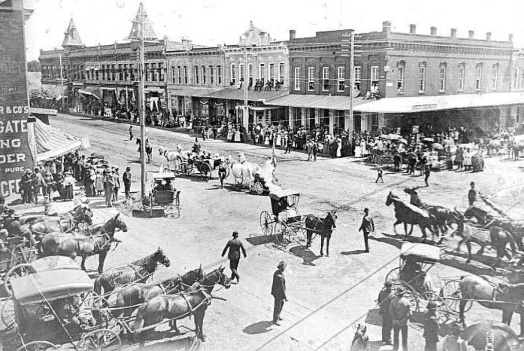 SalemHLC's tweet photo. Happy Independence Day! Photo: Horses and carriages are being assembled at Commercial and Court streets NE in Salem for a parade on July 4, 1894. https://t.co/sgvC1u1fh0