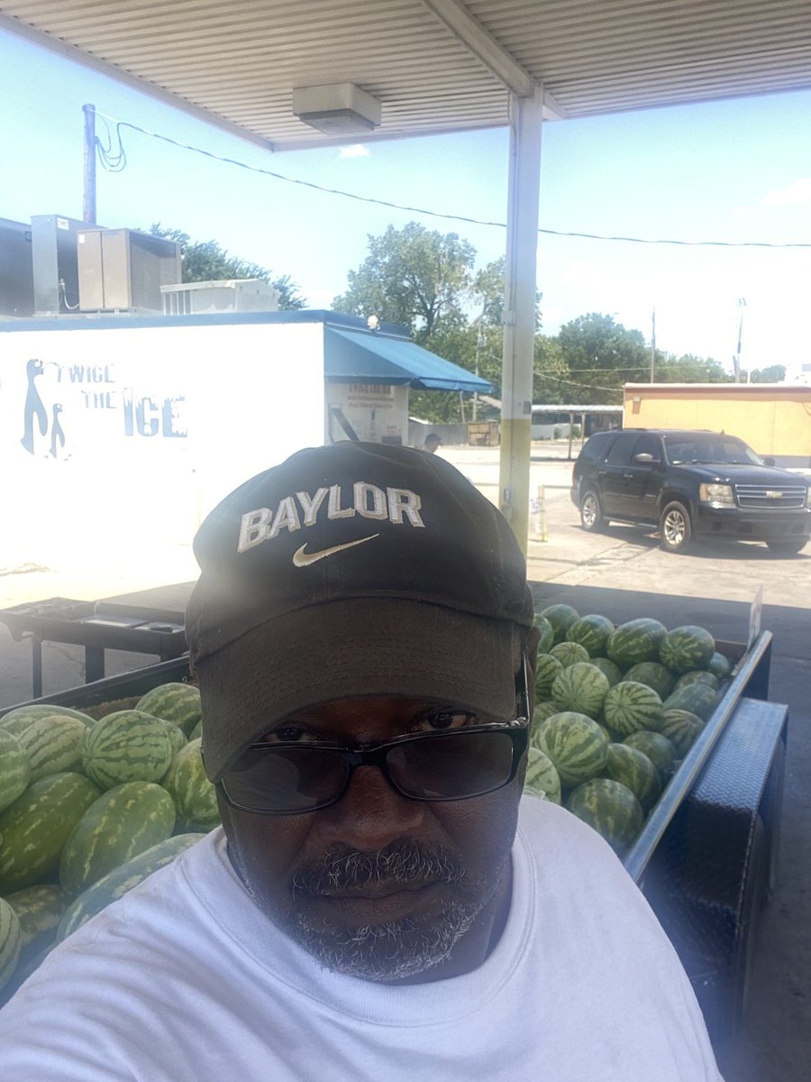 frosteemac's tweet photo. #Sweet #Melons #AllSweets #YellowMeat #OrangeMeat N Sheridan & E King Street @OurChatInc @L_Carney44 @CoachAGraham @EricTriplett19 https://t.co/no8aXAKW0S