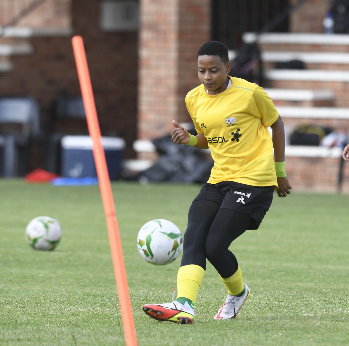 centrecirclesa's tweet photo. Oh what a pass @fifinhojane to Hilda, clearly from the training ground
🇿🇦🔥💯👏🇿🇦👌🇿🇦
#LiveTheImpossible 
#TotalEnergiesWAFCON 
@CAFwomen 
@Banyana_Banyana 
@JWsports1 @Auntydiski https://t.co/wLdbXo4iAg