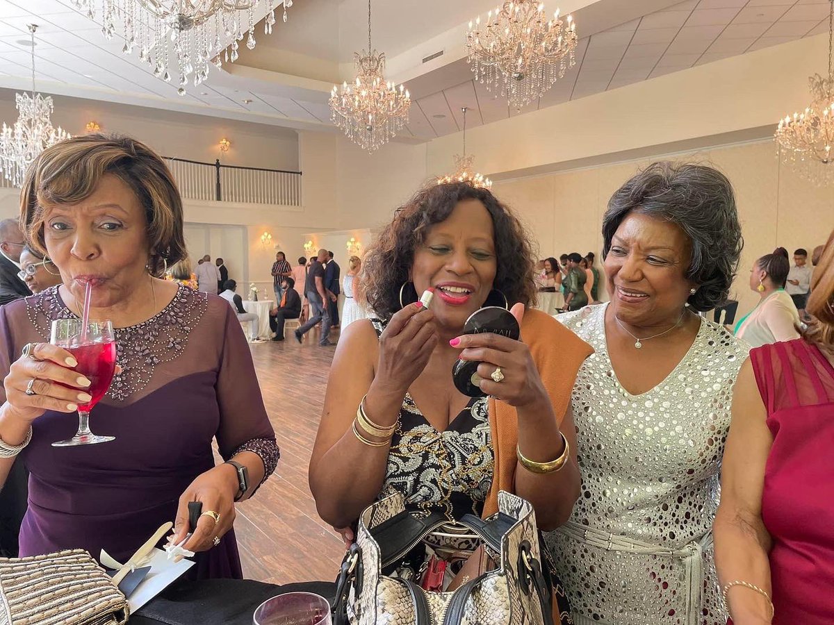 DrKevinDK's tweet photo. A few (of many) faces I love to make proud #mom #auntsandy #auntpat #auntlybie https://t.co/GviGyCr302