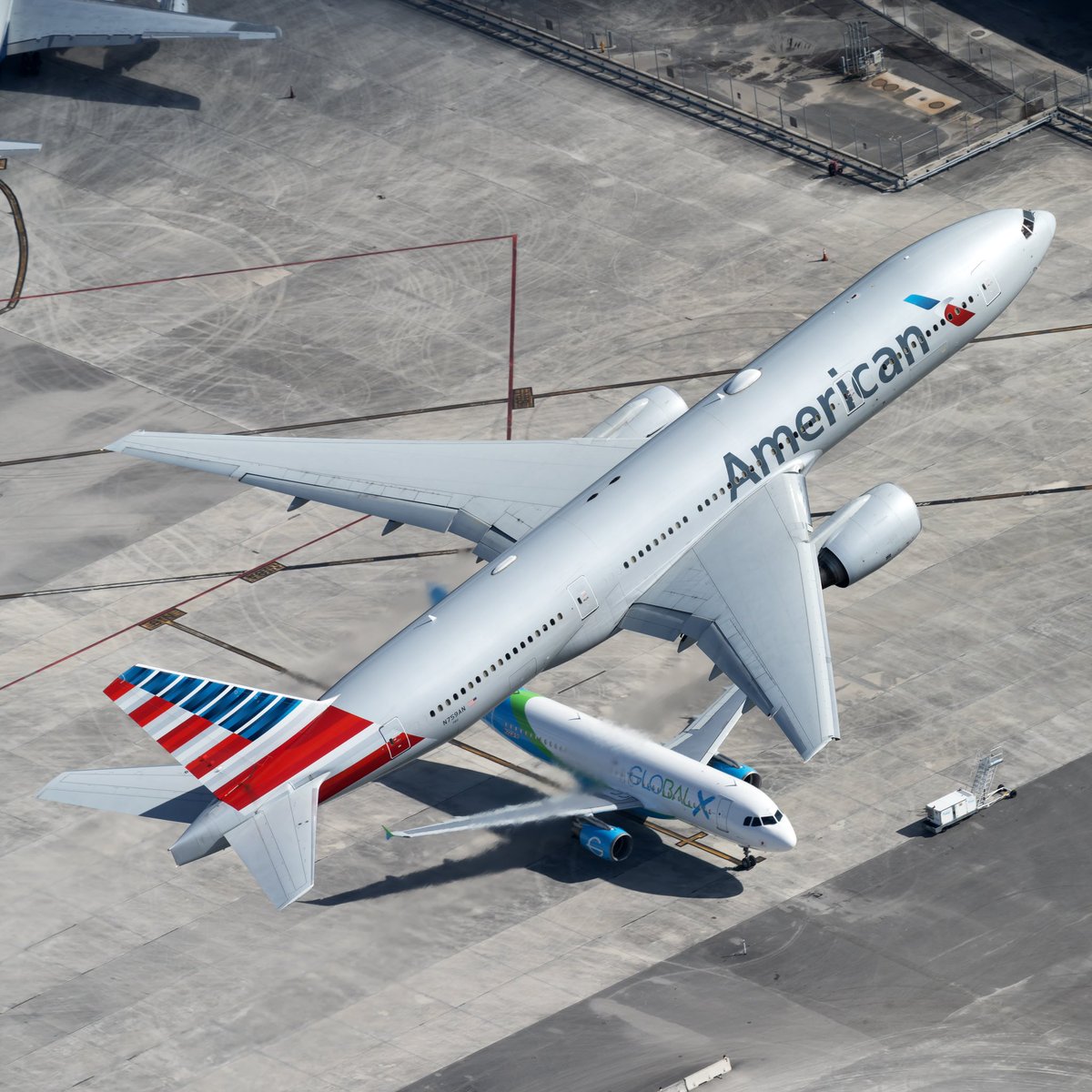 Happy Independence Day!! 🇺🇸 A memorable shot to honor today that I took over Miami in 2021 with an American Airlines Boeing 777 departing over a Global X A320! • #aviation #boeing #americanairlines #avgeek #airlines #airports #aerialphotography #aviationphotography