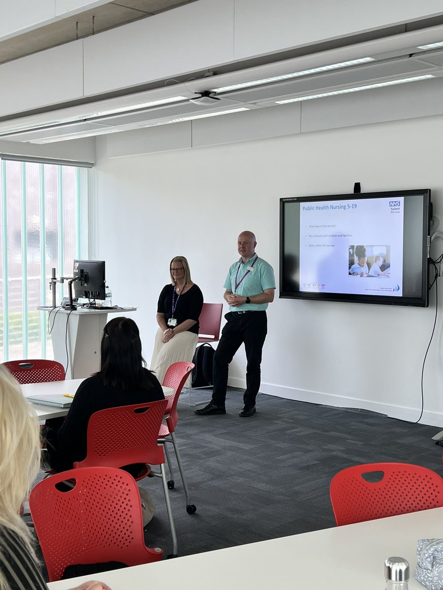 CatherineBoar13's tweet photo. Lovely morning at @SolentUni talking to nursing associate students about health visiting and public health nursing - how their apprenticeship can open up so many doors and how they could become part of our amazing 0 to 19 workforce at @SolentNHSTrust ⭐️ https://t.co/hvzlGXYEoi