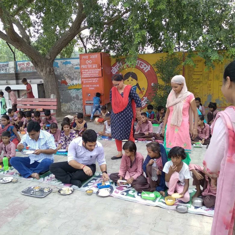 digvijay031's tweet photo. Checking midday meal at govt school p.s muradpur hapur #hapur @UPGovt @DmHapur @MedhaRoopam https://t.co/gStYf9bWHy