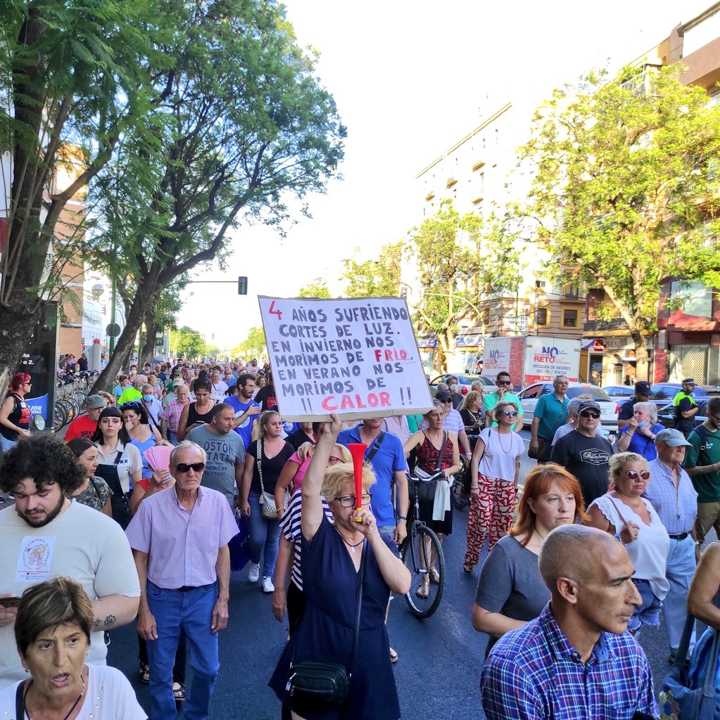 Llevamos años avisando. Si no se soluciona el problema estructural y los cortes de luz en nuestros barrios, esto va a ir a más. En este momento, cientos de vecinas y vecinos colapsan Luis Montoto y avanzan hacia la oficina de Endesa. Han habido incidentes y un vecino detenido