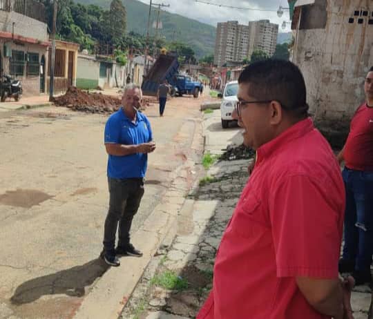 #AlMomentoEnRibas Alcalde <a href="/juancarlospsuv/">Juan Carlos Sanchez</a> supervisa trabajos de acometida de tuberías de aguas servidas en la calle Rudecindo Canelón