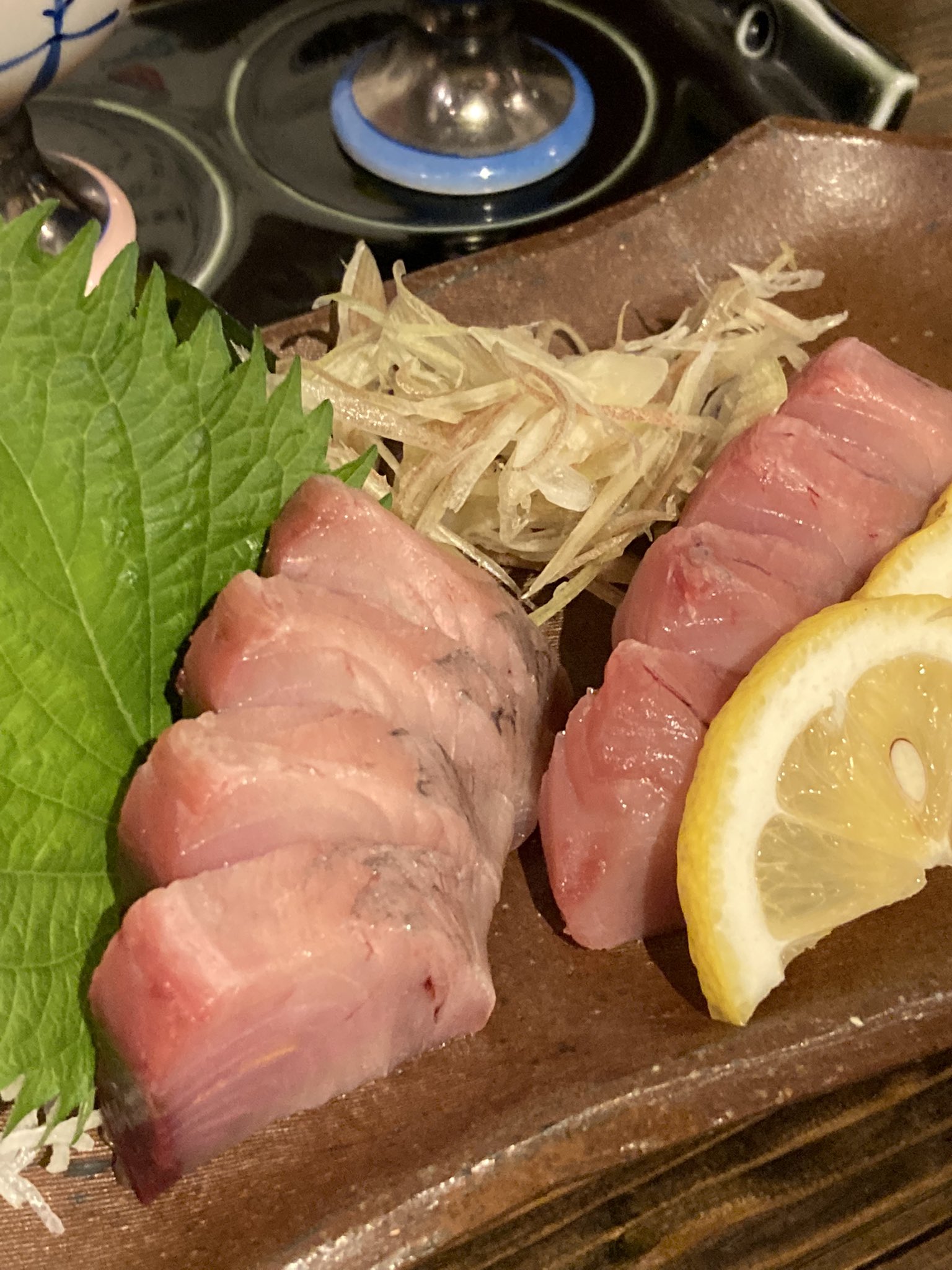 ｏ３ 日本酒と食 まだ土佐に行けんから長崎産のカツオ刺身 白みがかって 今の時期で脂ノリノリ と食べたらそうでもなく 食感含めハガツオ っぽくも感じる 照明の関係でそう見えだけやろか初めての店やったのでビビリおじさんは聞けずじまい いや刺身