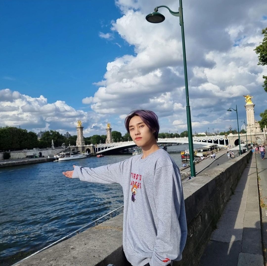 JHACOBAE's tweet photo. A moment from Paris; blue sky and white clouds, the perfect weather that everyone could ever ask for! https://t.co/ep5uzHm56W