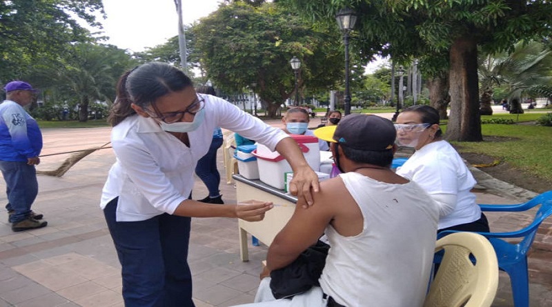 #NotiSalud 🗞️Reactivan vacunación contra la COVID-19 en los 18 municipios de Aragua Lea + aquí: bit.ly/3nylVjb #JuntosPorCadaLatido #MáximaMoral @NicolasMaduro @MagaGutierrezV