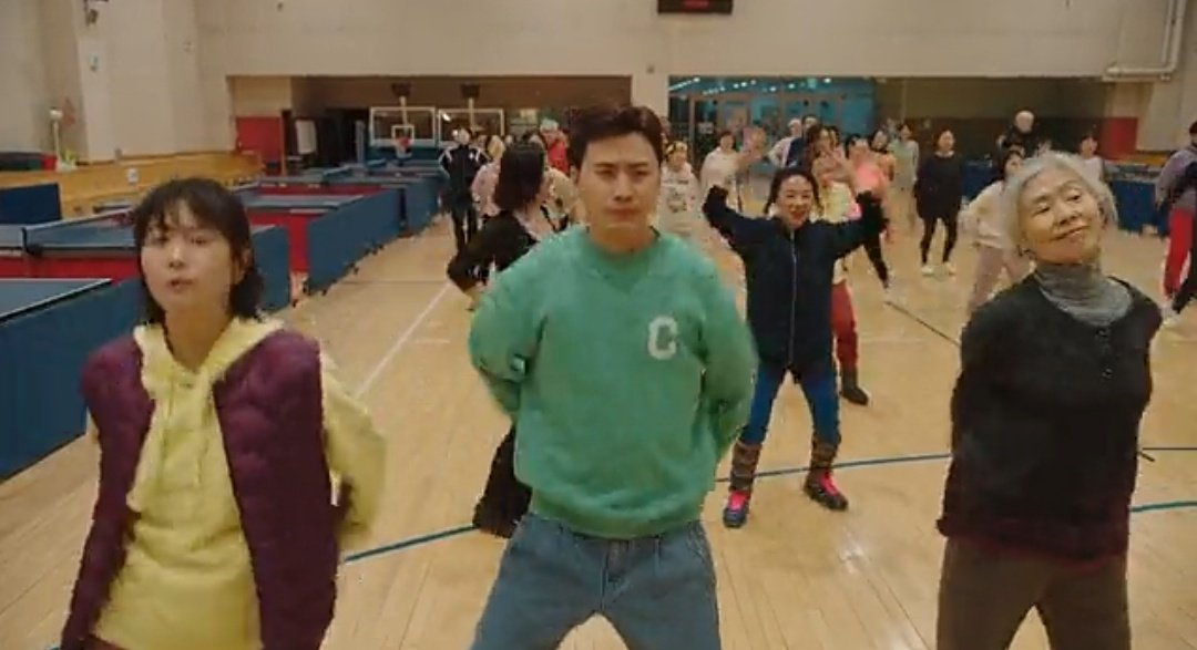 Jinhoo is such a good friend. He saw Gyehoon- Dahyun together and so he went to distract Dahyun's mom and grandmother so that they don't see them together and they can spend more time with each other.

#LinkEp9 #Link