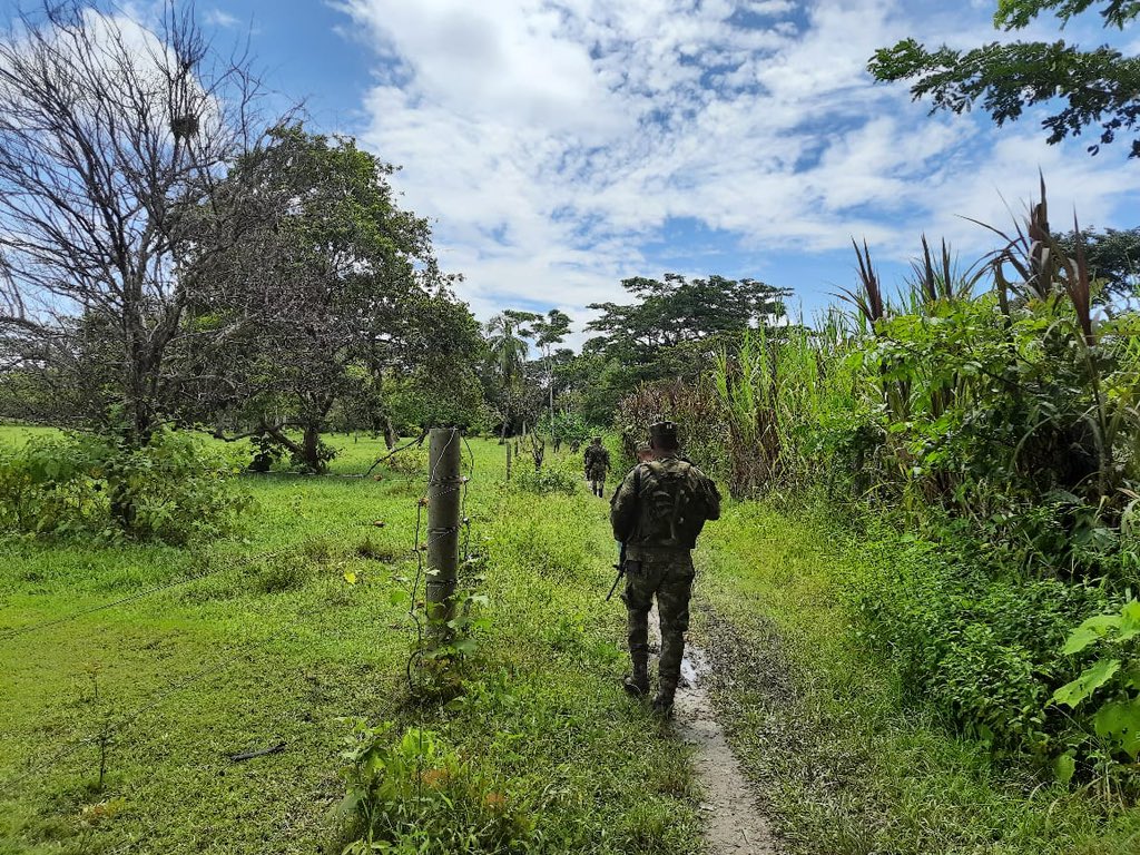Ejercito_Div7's tweet photo. #GloriaAlSoldado| En zona rural del municipio de Majagual, #Sucre, los soldados de la #Brigada11 realizan presencia institucional, con el fin de garantizar la seguridad de sus habitantes y contrarrestar cualquier hecho que altere la tranquilidad de la comunidad. https://t.co/psK3kXgrOp