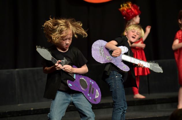 KingsCollPrep's tweet photo. Last week at King's Hall we were treated to an afternoon of #music and performance with Pre Preps summer show, titled, A Right Royal Knees Up!
#KingsTaunton #Spaceforcreativity https://t.co/AF5jeoMuDB