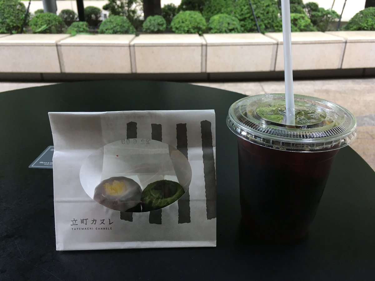 the_mackerel's tweet photo. ミュージカル四月は君の嘘、大千穐楽でした！��番中こんなに泣いたの初めてかも😅

宮園かをり(生田絵梨花さん)と有馬公生(小関裕太さん・木村達成さん)の2人の心が通い合う素敵なシーンで光栄にもガットギターのどソロを弾いてました！

自ら労をねぎらうためぐずぐず言わずにカヌレ買って来ました笑 https://t.co/oVuWhQeoeS