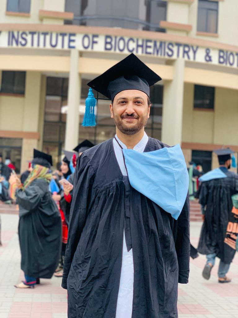 SalmanwaheedGb1's tweet photo. Alhamdulliah Officially Graduate 🎓
Thank you all who support me, Guide me during this academic journey ❤️
A new Chapter of Life.
Pakistan ki youth ki Last Hope @ImranKhanPTI ❤️
#Convocation_2022 

#امپورٹڈ_حکومت_نامنظور https://t.co/PLR5GcGCdy