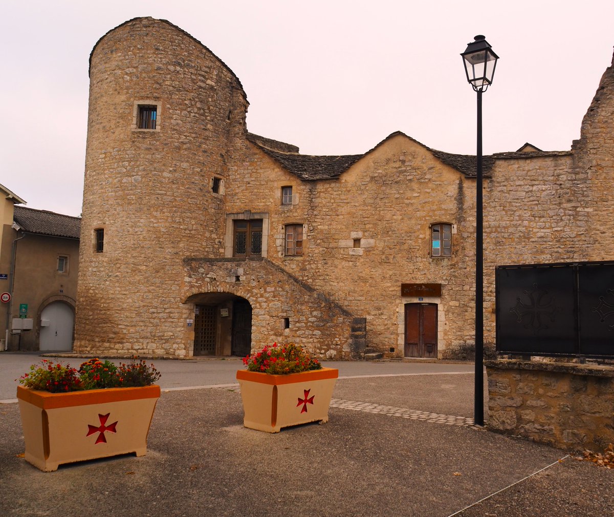 occitaniatours2's tweet photo. La típica casa caussenarde tiene la vivienda en el piso superior, como puede apreciarse en estas fotos tomadas en l'Aveyron, Occitania.
#aveyron #occitania #caussedularzac https://t.co/80z2FgN0mc