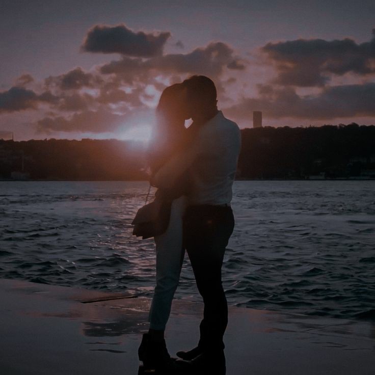 ㅤ

　　　ㅤㅤㅤ𝑵o volveré a perderte
Y si te encuentro, no volveré a dejarte nunca tan lejos...

Y si otra vez me quedo sola y te vas, y al fin te pierdo... 
                  𝑵o me dejes la llave de tus recuerdos.