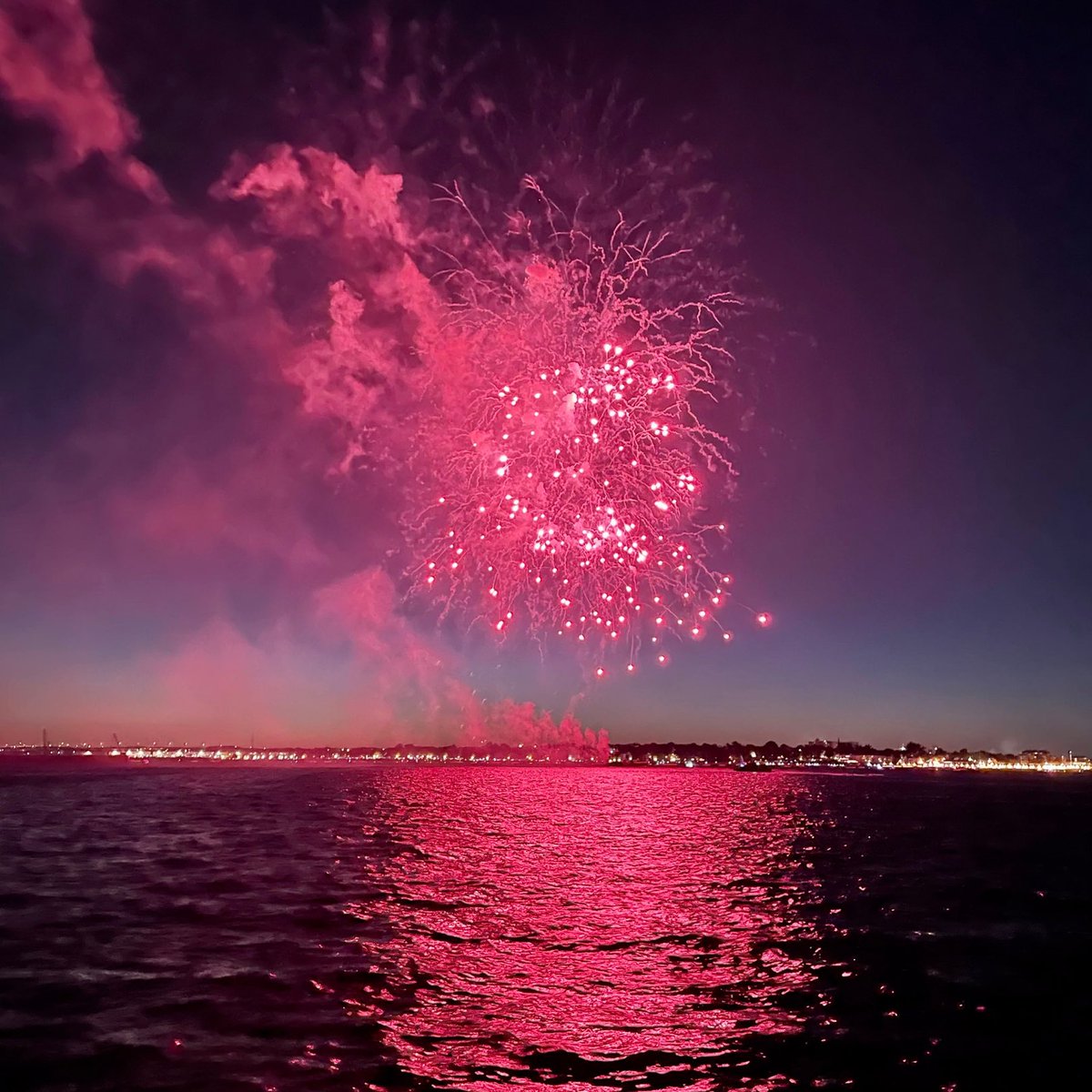 rcycny's tweet photo. So much fun 🛥 going to see 🤩the fireworks at Perth Amboy last night! 🎇🧨🎆
#fireworkspectacular #fireworks💥 #fireworks #boatingseason #boating #sunday #instafun #newyork #newjersey https://t.co/skTGb6e244