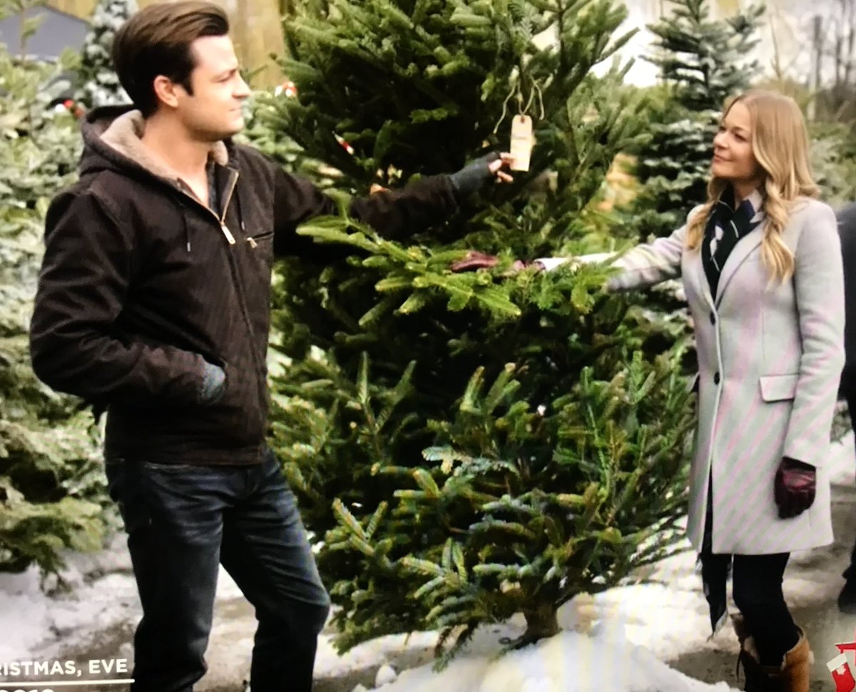 Neecienee's tweet photo. #tropealert charming, handsome guy on the tree lot #itschristmaseve @hallmarkchannel #ChristmasInJuly @leannrimes @tyler_hynes #tylerhynes https://t.co/37Qsyfnc4p