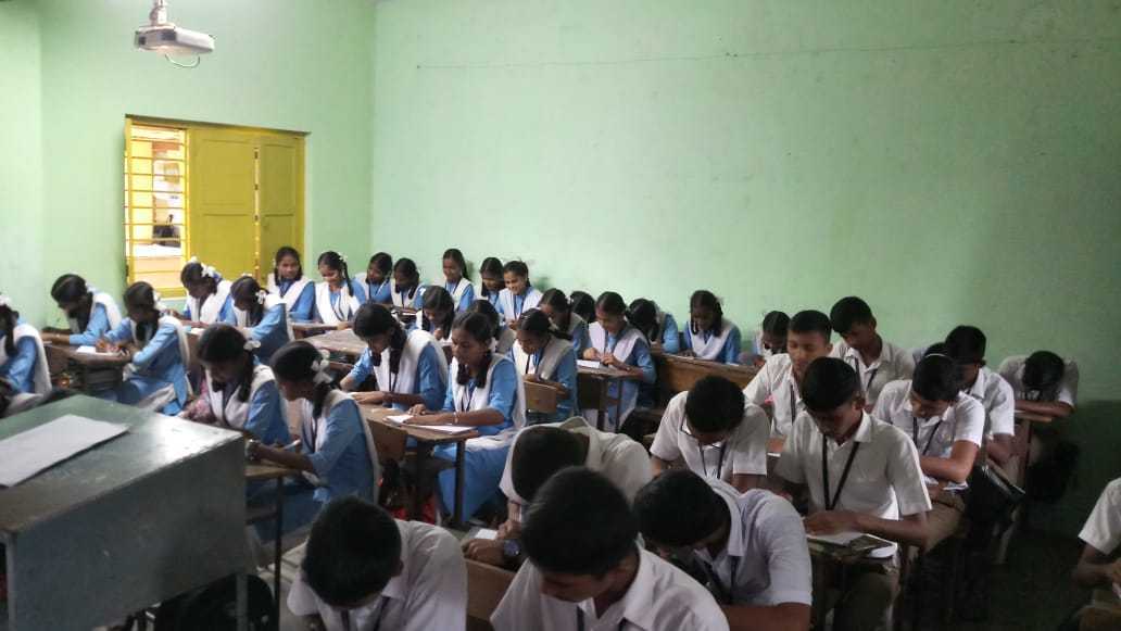 RatnagiriPolice's tweet photo. आझादी का अमृत महोत्सव अनुषंगाने अलोरे शिरगांव पोलीस ठाणे हद्दीमधील माध्यमिक व उच्च माध्यमिक विद्यालय शिरगांव येथे निबंध स्पर्धा घेण्यात आल्या. @DGPMaharashtra #AazadikaAmritMahotsav #EssayWritingCompetition #Alore #Ratnagiri #RatnagiriPolice https://t.co/Eq06tul8TZ