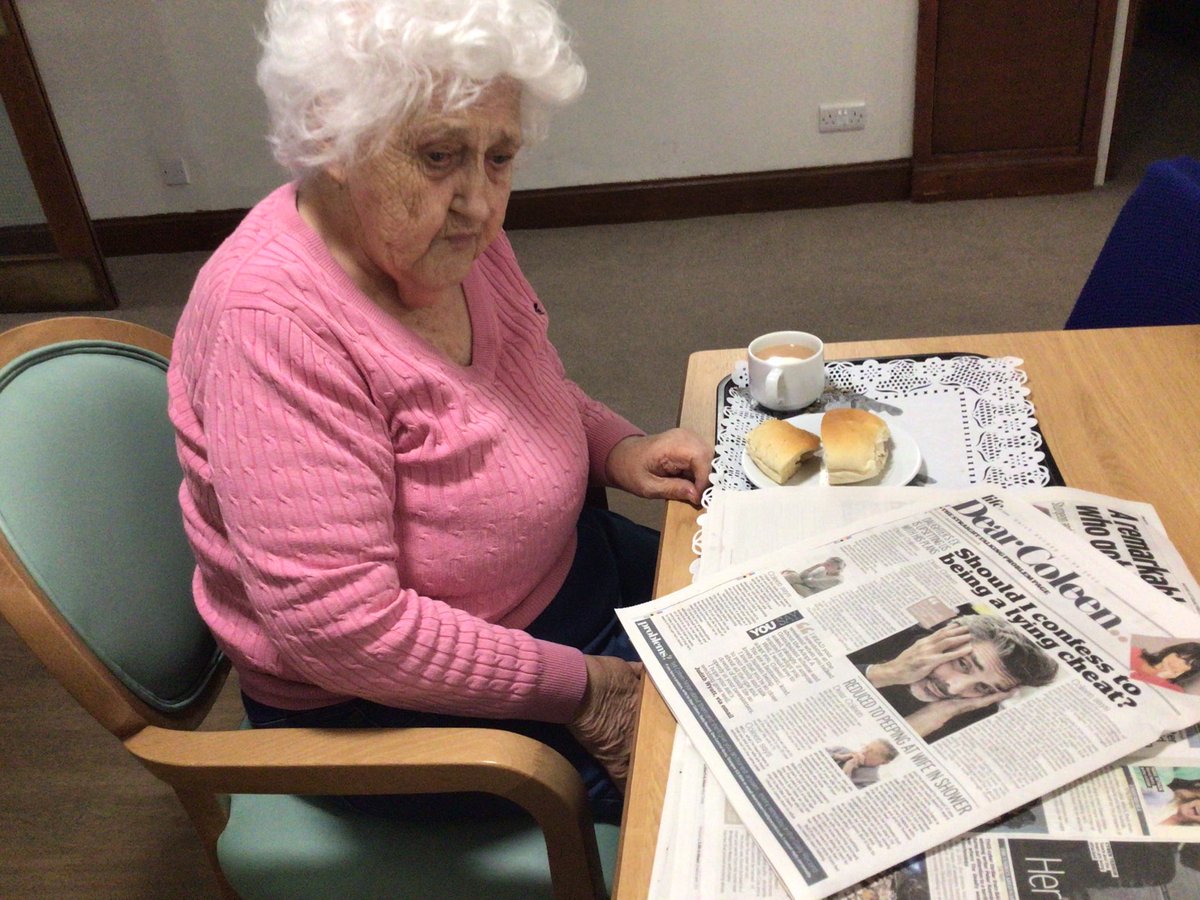 ThorntounCH's tweet photo. Bridget making her bed,Davina reading the paper,A wee bit of bat the balloons 🎈 and to end the day a wee bit of entertainment Xxx @ThorntounCH  @vallen5555 https://t.co/jHpOEbqh7h